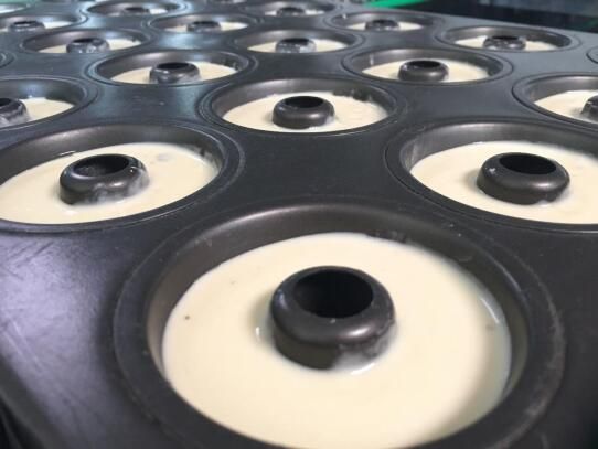 Oil Sprayer & Depositor 2 In 1 Machine For Ring Cake-YuFeng