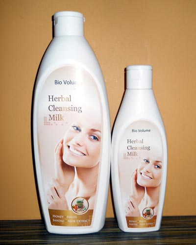 Creamy Cream Honey & Sandal Cleansing Milk, for Cleaning Face, Feature : Skin Friendly