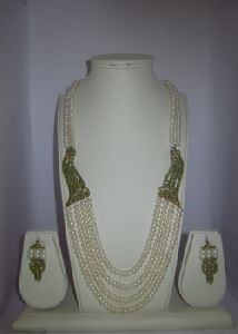 4 row pearls set with broch
