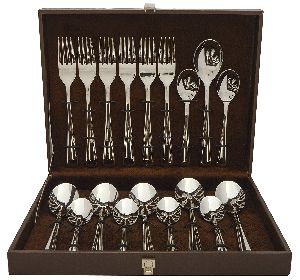 18 Piece Cutlery Set