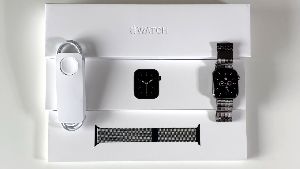 Apple Watch Series 6 (GPS + Cellular, 44mm) - Aluminium Case with Sport Band