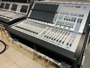 soundcraft vi1 32 channel mixing console