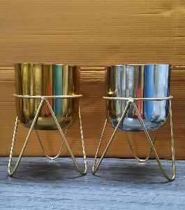 SET OF TWO METAL PLANTERS
