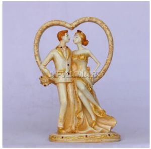 Love Couple Statue