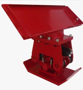 Hydraulic soil plate compactor