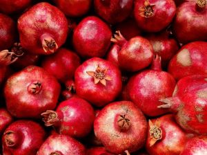 Gir Kesari Organic Fresh Pomegranate For Cooking, Food Medicine, Cosmetics, Human Consumption