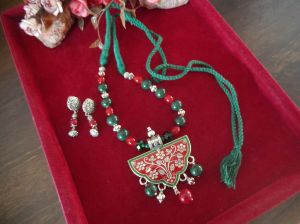 Polished Fashionable Handmade Necklace Set, Gender : Female