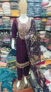 GD Printed/Embroidered Ladies Designer Suits, Technics : Attractive Pattern