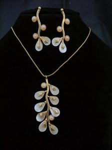 Mother Of Pearl Necklace Set