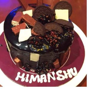 Fudge Chocolate Cake With Choco and Oreo