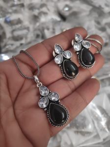 Ladies Black Stone Silver Pendant Set