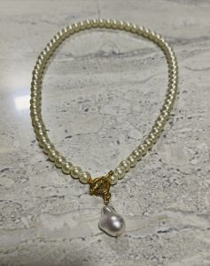 Overlapping lock pearl necklace