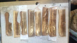 2NW wooden hair comb