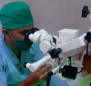 Zoom Ophthalmic Microscope