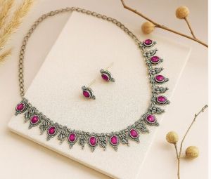 Tinge Tales: Majenta Stone Necklace