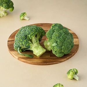 Fresh Green Broccoli, Packaging Type : Plastic Bags