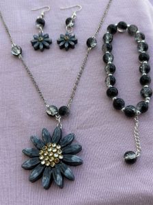 Anti Tarnish Floral Black Jewel Set