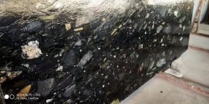 Polished Pebble Black Granite Slab, Stone Form : Solid