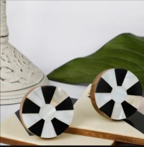 seep handle door knob