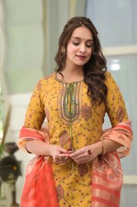 Women Embroidered Charm Kurta Set &AMP;AMP; Digital Dupatta