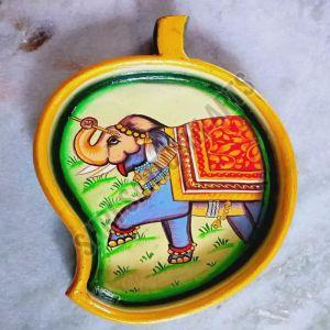 Painted Polished Wooden Leaf Shape Elephant Plate for Decoration