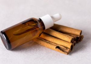Cinnamon Leaf Essential Oil, Color : Pale Yellow