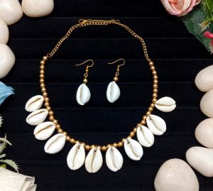 NIPSTec Boho-Inspired Cowrie Shell Jewelry Set, Color : Gold & White