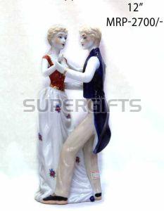 Smooth Finish Resin Standing Romantic Couple Statue for Home Decor