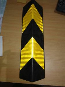 Rubber Corner Guard with Reflective Yellow Strips for Parking Protection