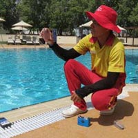swimming pool cleaning services