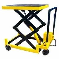 Hydraulic lifting trolley