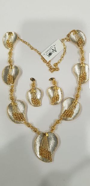 Gold Pendant Set with Cloth Chain