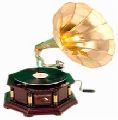GRAMOPHONE WITH SMOOTH BRASS HORN